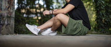 Milan, İtalya - 6 Haziran 2018: Adidas Ekipman Desteği Mid ADV PK giyen adam