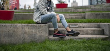 Milano, İtalya - 3 Kasım 2018: Adidas Yeezy 350'yi giyen adam