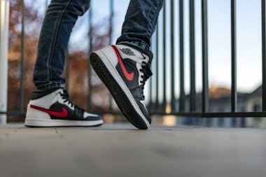 Pavia, İtalya - 3 Mart 2021: Nike Ürdün 1 Orta Şili Kırmızı Beyaz Ayakkabılı Balkon Fotoğrafı