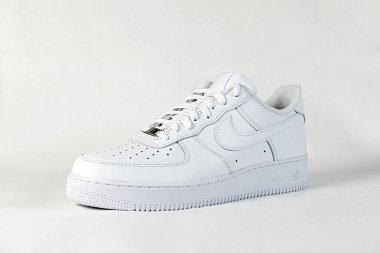 Pavia, İtalya - 2 Kasım 2020: Beyaz pamuk havluyla beyaz Nike Air Force One ayakkabıları, stüdyo çekimi - illüstrasyon editörlüğü
