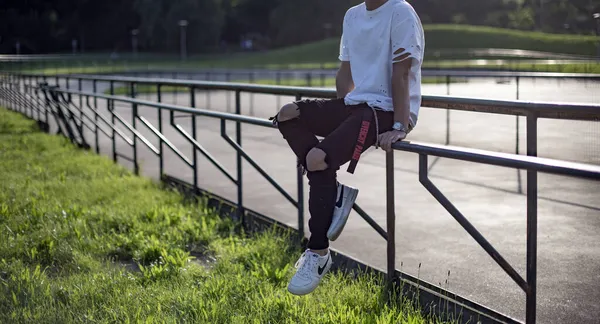 Milaan Italië Juni 2019 Jonge Man Met Een Paar Nike — Stockfoto
