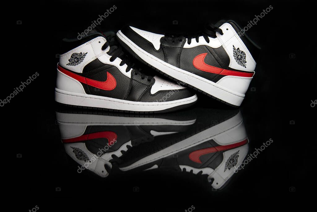 Pavia Italia Enero 2021 Nike Jordan Mid Black Chile Red Foto editorial de stock Albo73 511552032