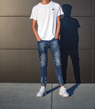 Milan, İtalya - 13 Ekim 2018: Genç bir çift beyaz Nike Huarache giyiyor