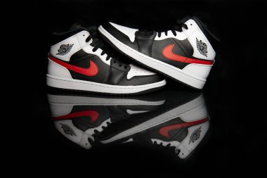 Pavia, İtalya - 31 Ocak 2021: Nike Jordan 1. Siyah Şili Kırmızı Beyaz Ayakkabı Stüdyosu