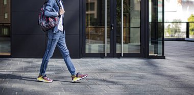 Milan, İtalya - 4 Temmuz 2020: Pharrell Williams İnsan Irkı Vücut ve Dünya NMD 'si giyen çocuk Adidas tarafından sokakta - illüstrasyon editörü