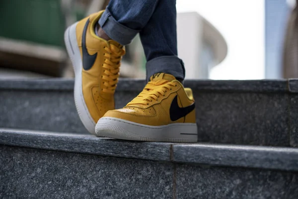 Milan Itálie Července 2020 Chlapec Nike Air Force One Yellow — Stock fotografie