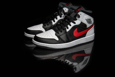 Pavia, İtalya - 31 Ocak 2021: Nike Jordan 1. Siyah Şili Kırmızı Beyaz Ayakkabı Stüdyosu