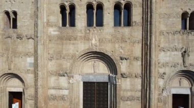 İtalya 'nın ortaçağ şehri Pavia' nın insansız hava aracı görüntüsü: Gündüzleri Aziz Michael Kilisesi (San Michele Maggiore)