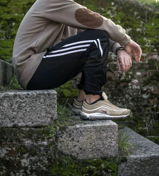 Pavia Italia Januari 2018 Pemuda Yang Mengenakan Sepatu Emas Nike — Stok Foto