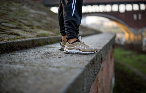 Pavia Italië Januari 2018 Jongeman Met Gouden Schoenen Straat — Stockfoto