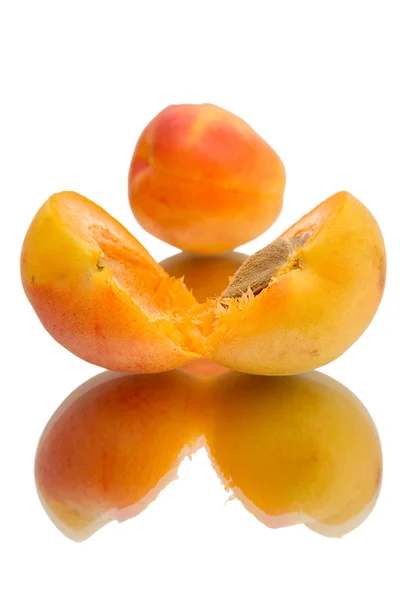 Apricot with halves — Stock Photo, Image