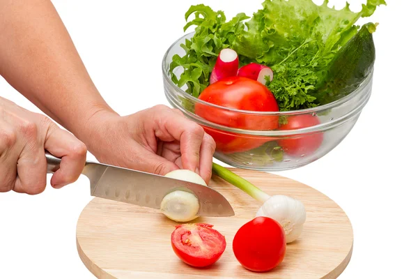 Cortar as cebolas para uma salada de legumes — Fotografia de Stock