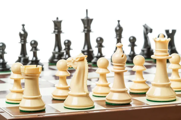 Шахматная доска и фигуры — стоковое фото