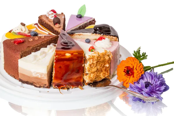 Verschiedene Stücke Kuchen und Blume — Stockfoto