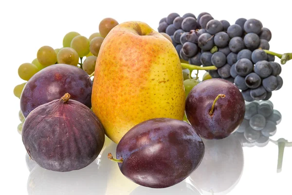 Rijp fruit op witte achtergrond — Stockfoto