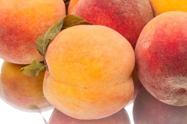 Lezzetli şeftaliler