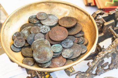 ölçekler üzerinde eski paralar