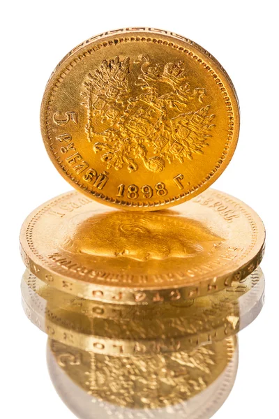 Moneda rusa vieja de oro puro sobre blanco —  Fotos de Stock