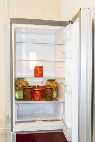 Консервы в холодильнике — стоковое фото