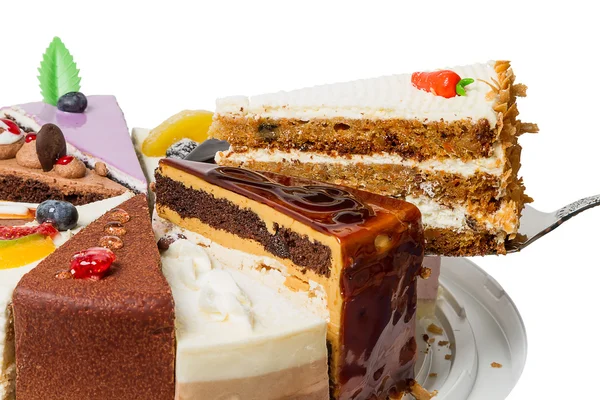 Stück Schichtkuchen mit Nüssen — Stockfoto