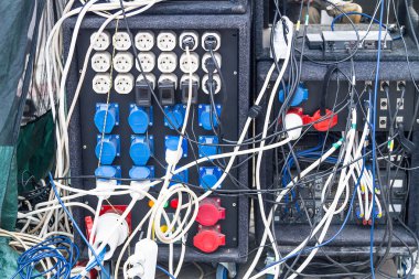 amplifikatörler ve patch kablolar