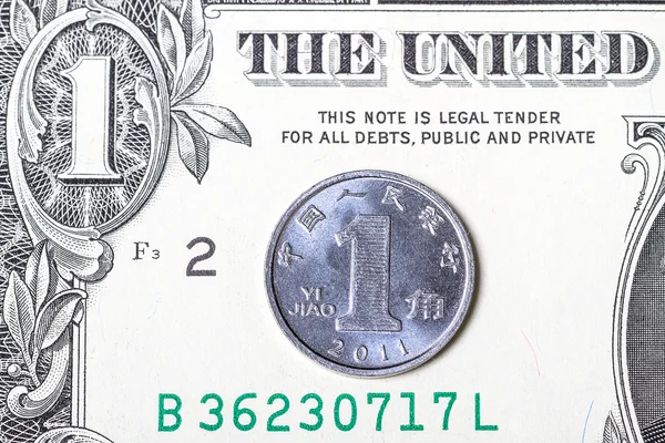 중국 위안 동전과 달러 — 스톡 사진