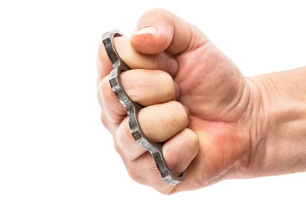 Vuist met brass knuckles — Stockfoto