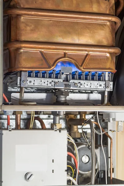 Gas boiler zonder voorzijde kaft — Stockfoto