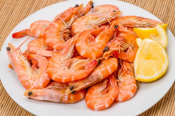 Cooked shrimp with lemon — Stock Photo, Image