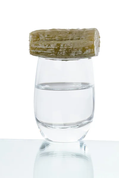 Kieliszek wódki z ogórkiem kiszonym — Zdjęcie stockowe