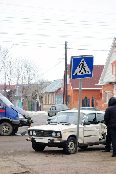 Accidente de coche en un cruce peatonal — Foto de Stock