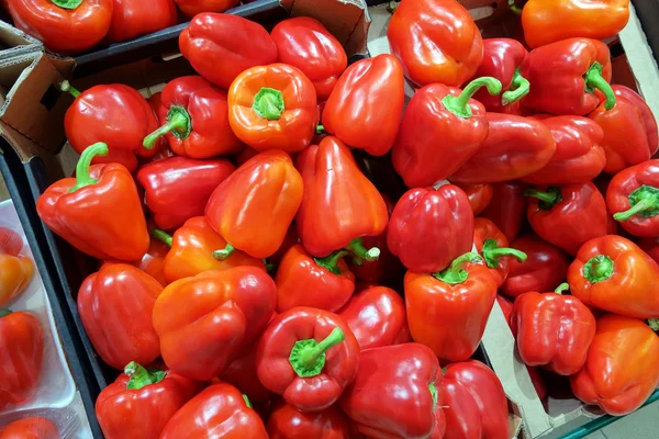 Pimientos rojos en los supermercados —  Fotos de Stock