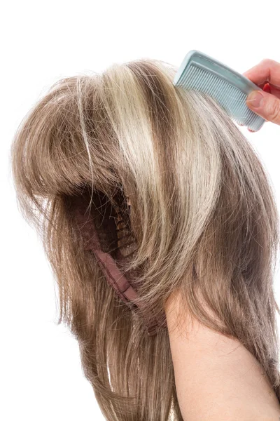 Mulher penteando sua peruca no branco — Fotografia de Stock