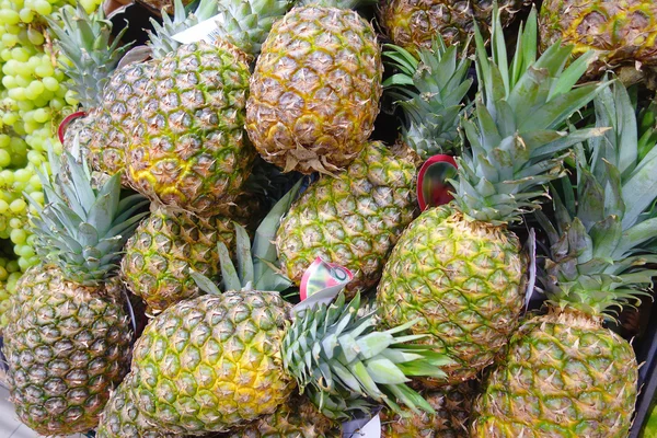 Heap of fresh pineapples — Stock Photo, Image