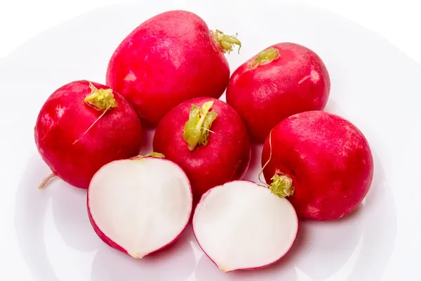 Rábanos en un plato blanco — Foto de Stock