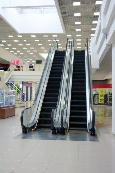 Escalator dans le centre commercial — Photo