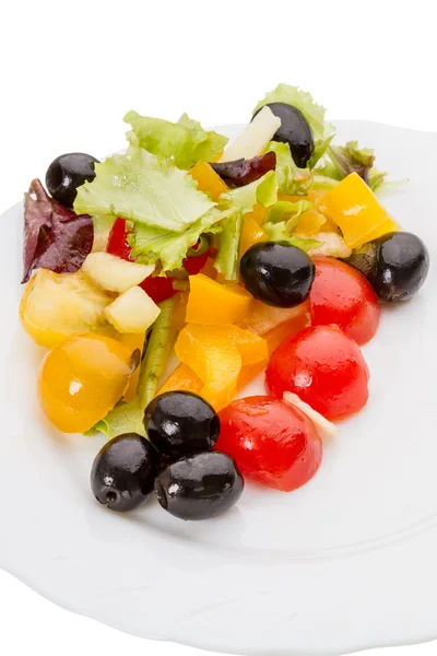 Salada vegetal com azeitonas em uma chapa branca — Fotografia de Stock