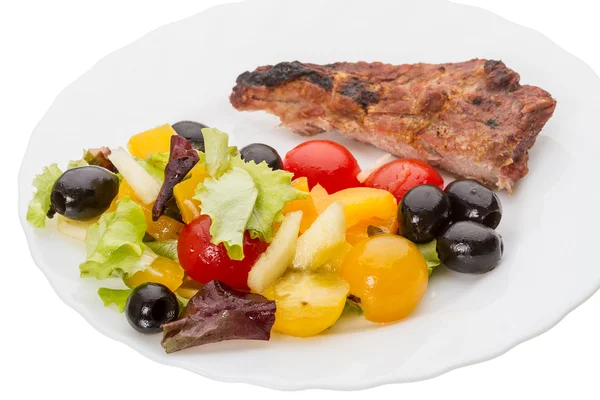 Zeleninový salát s olivami a smažené maso — Stock fotografie