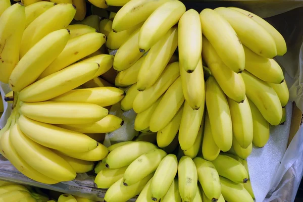 Bananas frescas em caixas — Fotografia de Stock