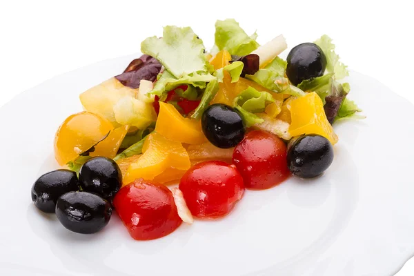 Salada vegetal com azeitonas — Fotografia de Stock