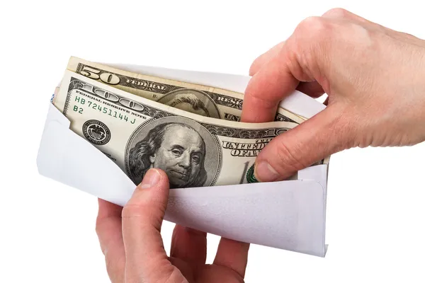 Ruce a obálky s penězi v dolarech — Stock fotografie