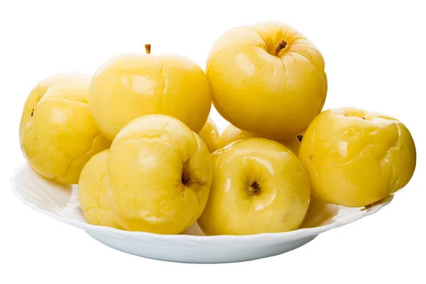 Kupie kiszone jabłka na talerzu — Zdjęcie stockowe