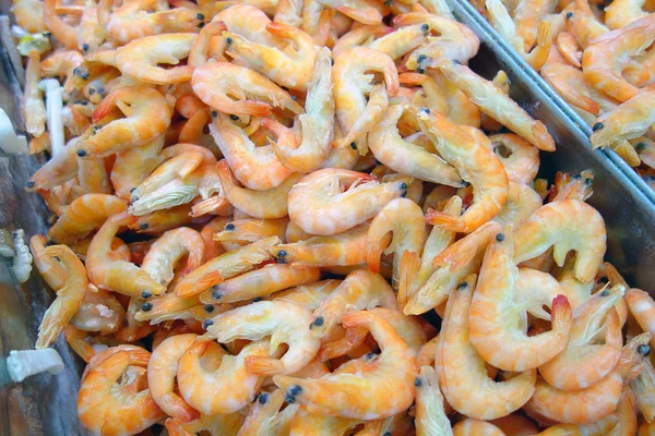 Frozen shrimp in the supermarket — Stock Photo, Image