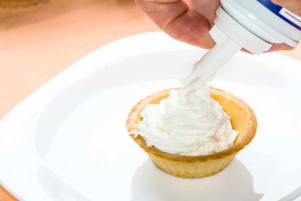 Tartlets med vispad grädde — Stockfoto