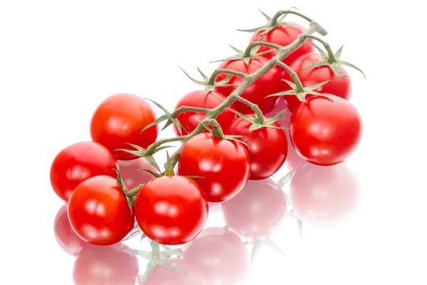 Banda cherry rajčátky na bílém pozadí — Stock fotografie