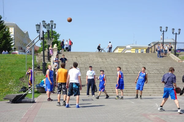 Juventud Baloncesto en la calle — Foto de Stock