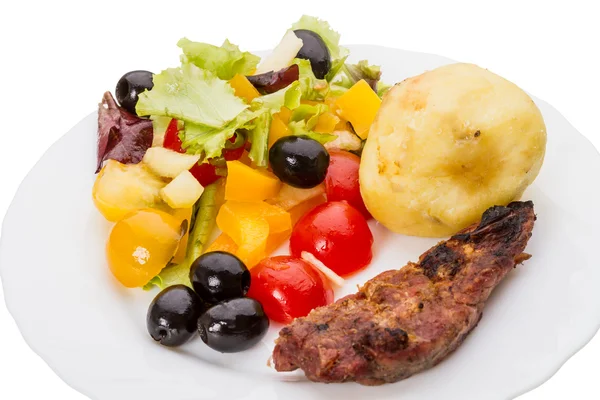 Salada de legumes com azeitonas e carne — Fotografia de Stock