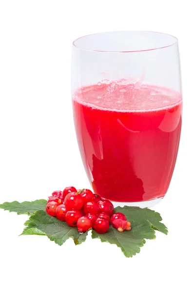 Сок из красной смородины и ягод — стоковое фото