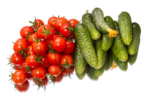 Tomates y pepinos sobre blanco —  Fotos de Stock