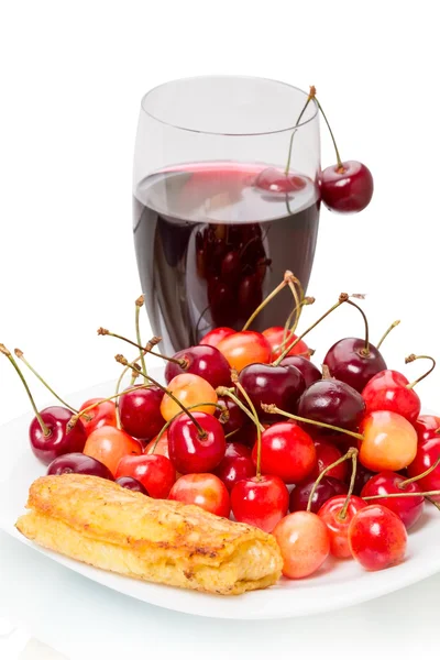 Panqueca com cerejas e suco de cereja — Fotografia de Stock